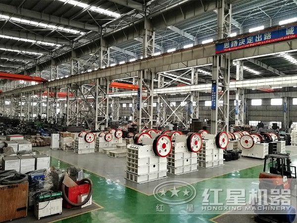 時產(chǎn)50噸，出料0.2-0.3mm的大理石制砂機車間一角