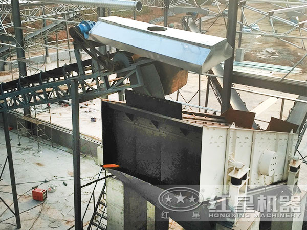 湖南某豆石破碎加工現(xiàn)場：帶振動篩、輸送帶