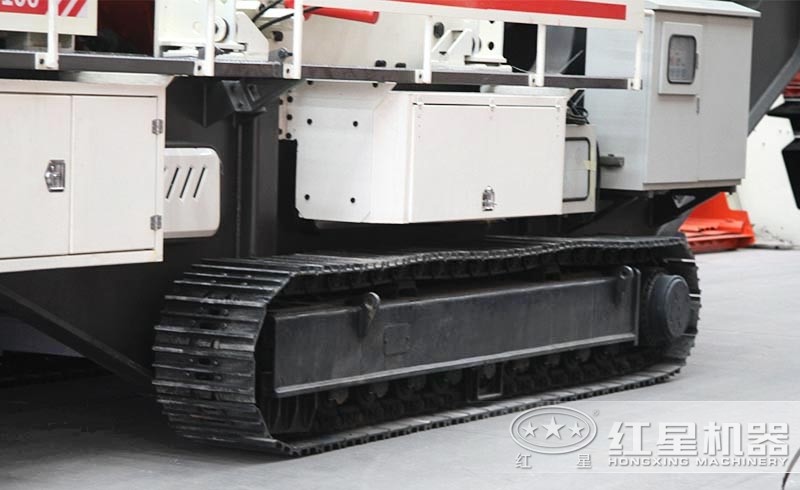 小型履帶石頭破碎機(jī)：履帶液壓驅(qū)動(dòng)，砂廠暢通無阻