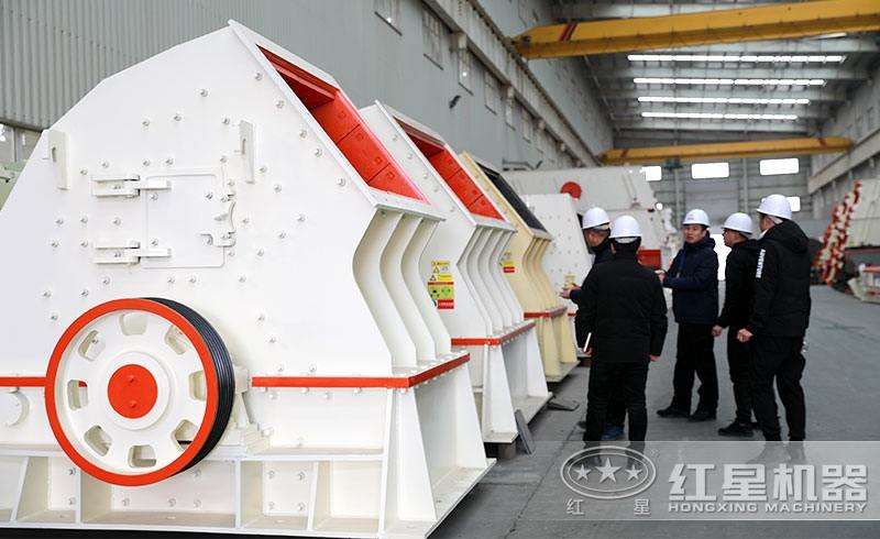 大型錘破機(jī)展示，客戶參觀現(xiàn)場
