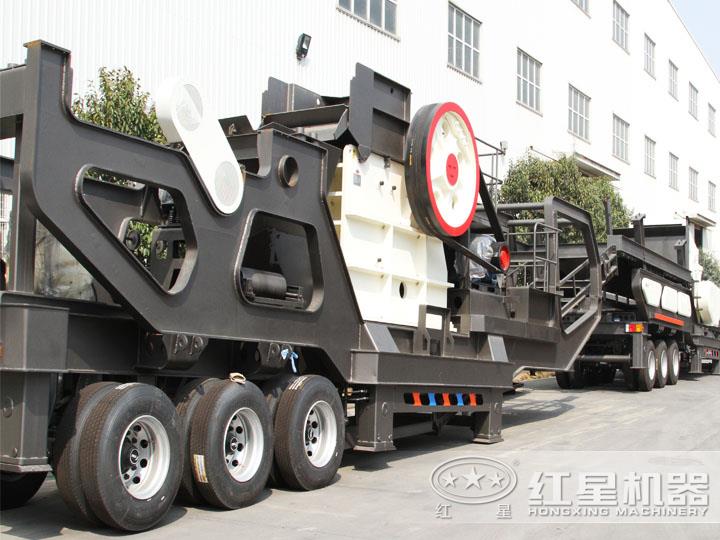 鄂破移動(dòng)破碎機(jī)，為粗碎而生，破碎比大，使用壽命長(zhǎng)