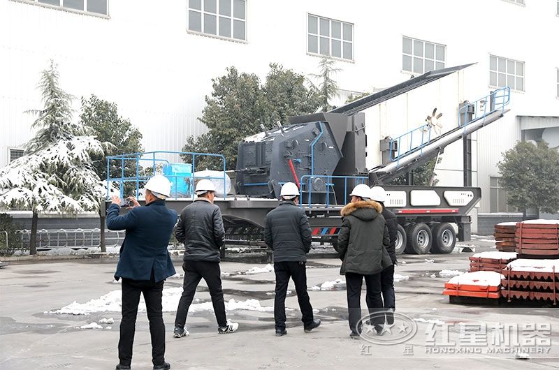 車(chē)載流動(dòng)碎石機(jī)廠家價(jià)格實(shí)惠，客戶(hù)現(xiàn)場(chǎng)參觀