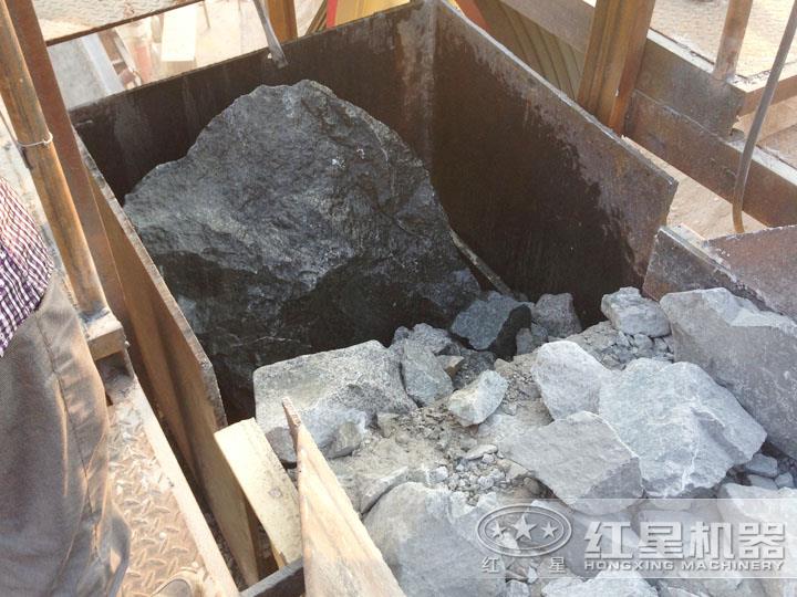 印尼尾礦加工現(xiàn)場(chǎng)，進(jìn)料粒度大，出料5-10mm