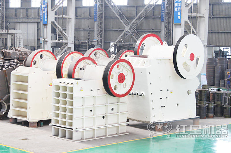 PE1200\*1500顎破機(jī)敢碎硬石，從容面對(duì)鐵礦石粗碎，出料更均勻 