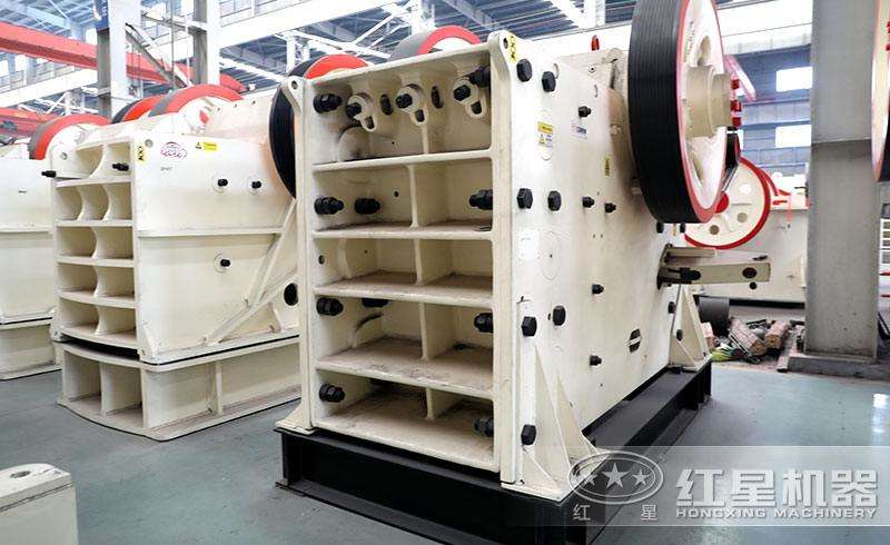 鄂式破碎機，優(yōu)質(zhì)鋼板鑄成，使用壽命長 style=width:720px; 