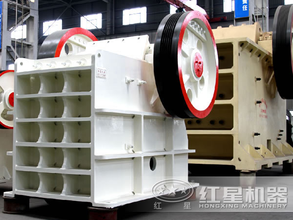 每小時(shí)產(chǎn)500T的顎式破碎機(jī)
