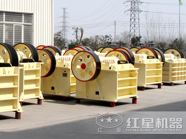 云母破碎設(shè)備：顎式破碎機(jī)