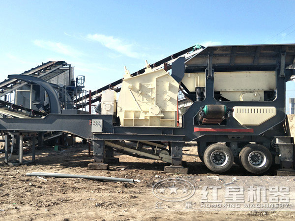 車(chē)載建筑垃圾破碎機(jī)工作現(xiàn)場(chǎng)